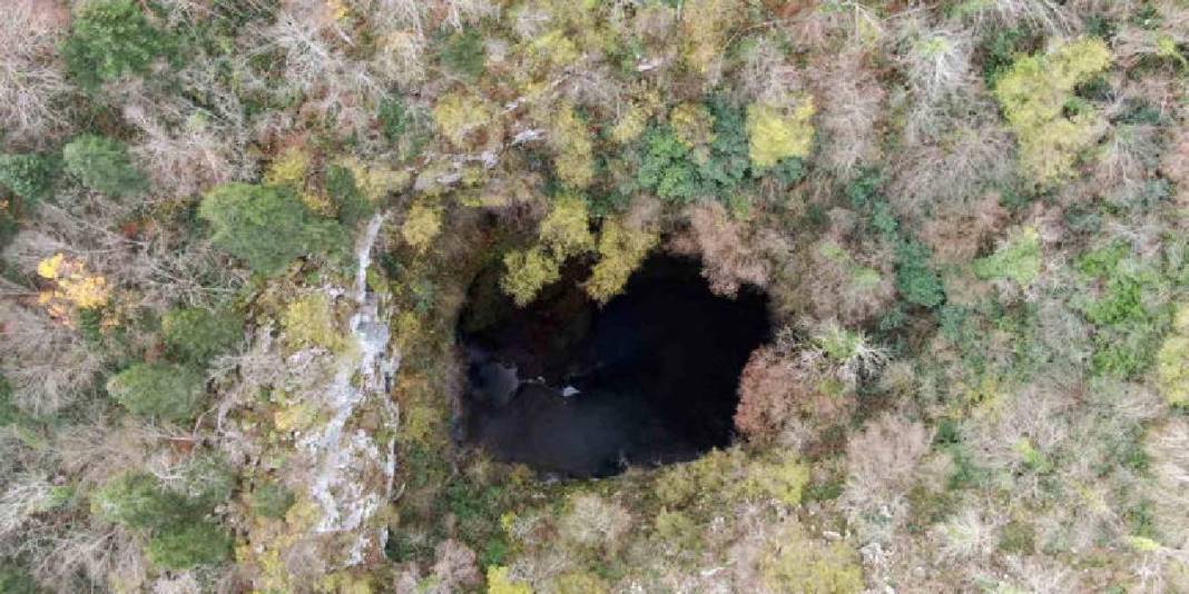 Bildiğiniz tüm mağaraları unutun: İçinden akan şelalesi ve derinliği fark atmaya yetiyor 4